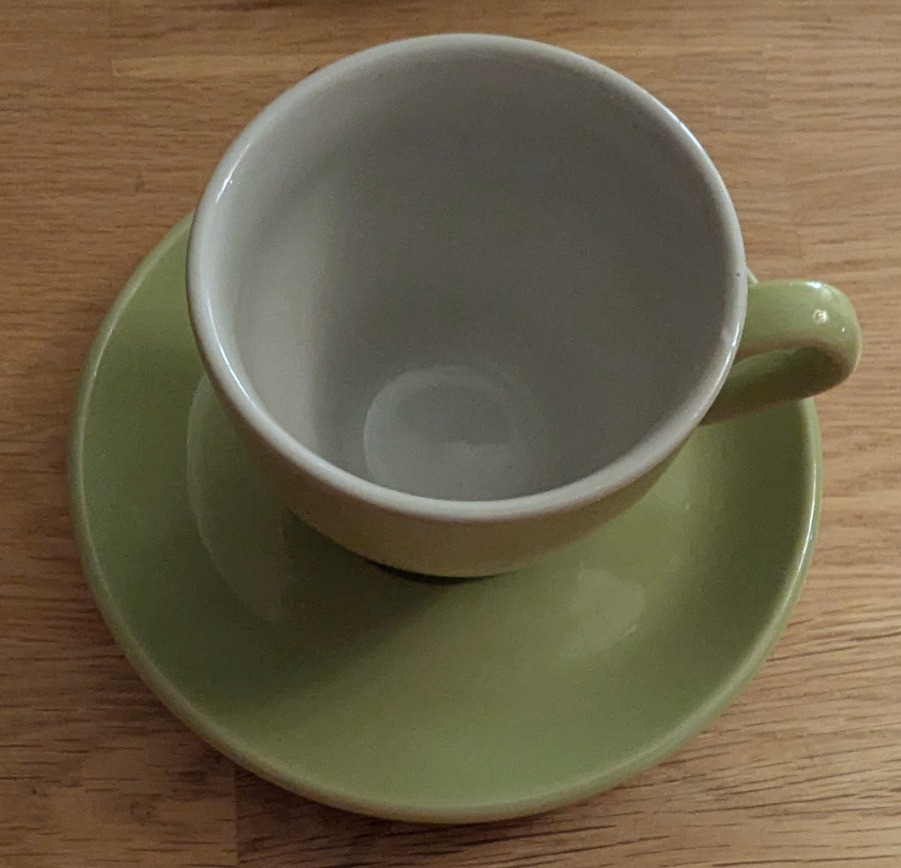Vrolijk gekleurde kop en schotels