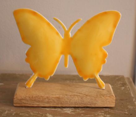 Metalen vlinder op houten sokkel