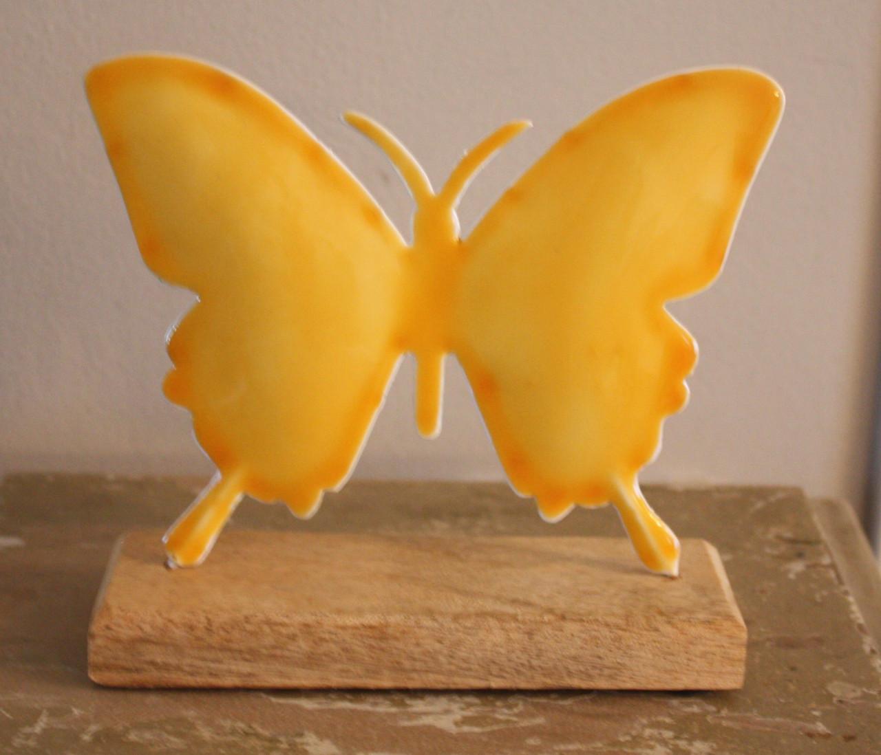 Metalen vlinder op houten sokkel