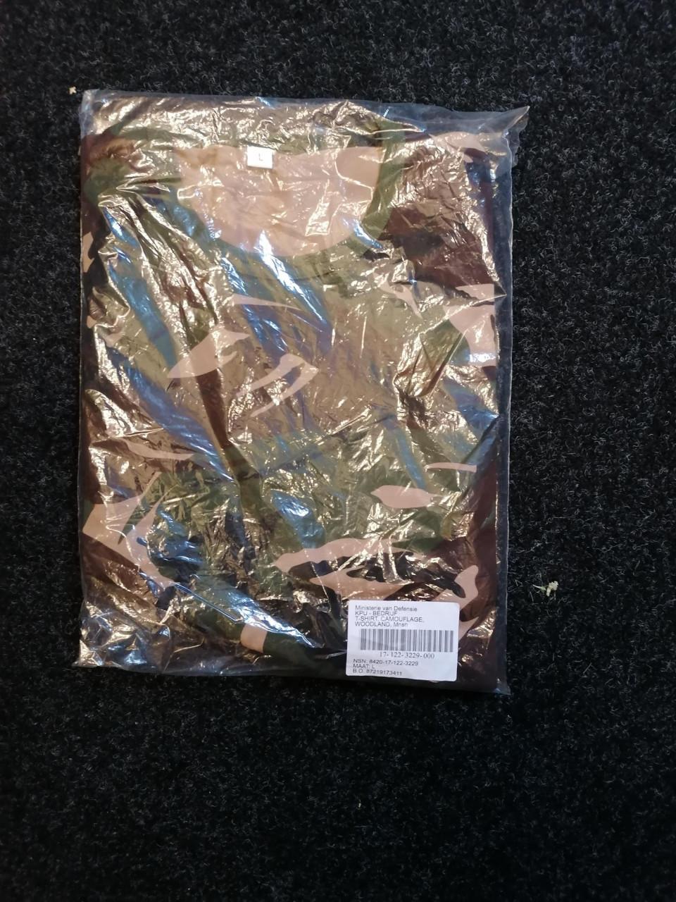Camo tshirt  nieuw maat L Valt uit als XL