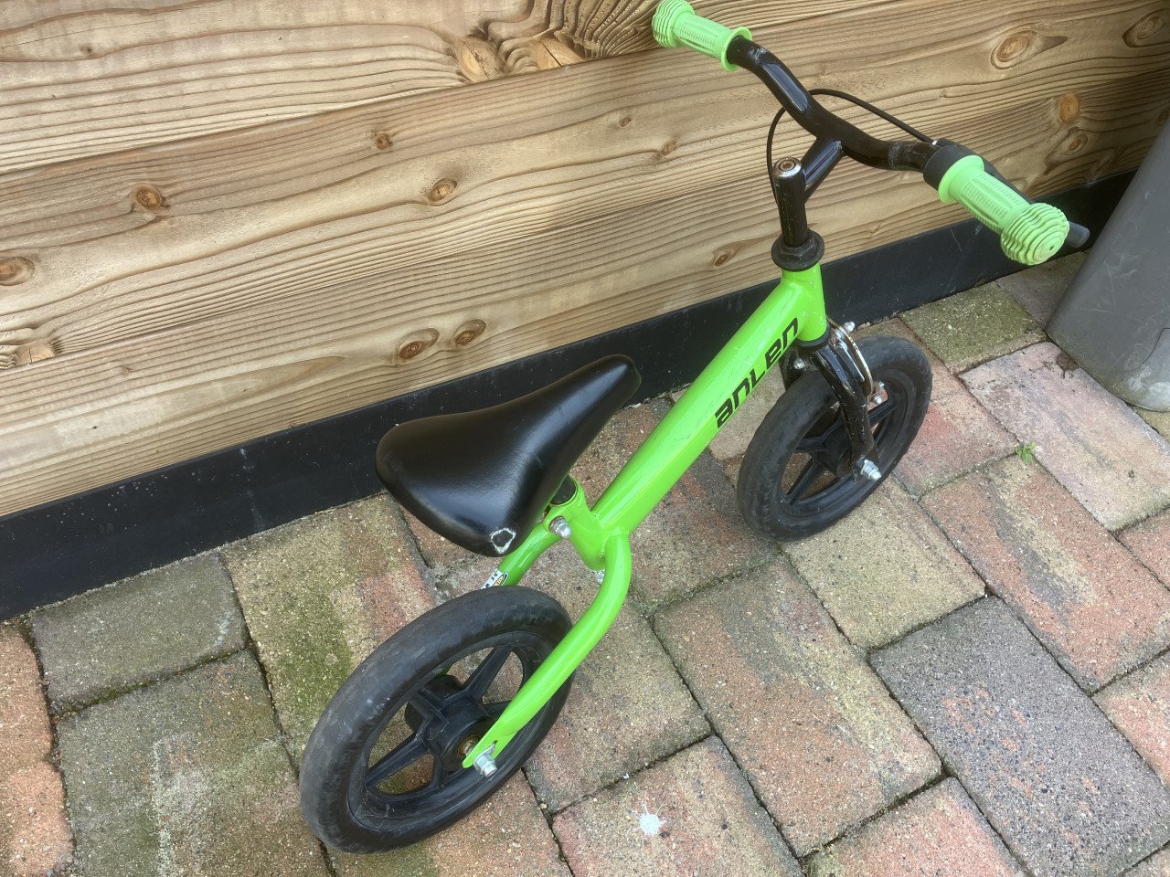 Groene loopfiets met rem