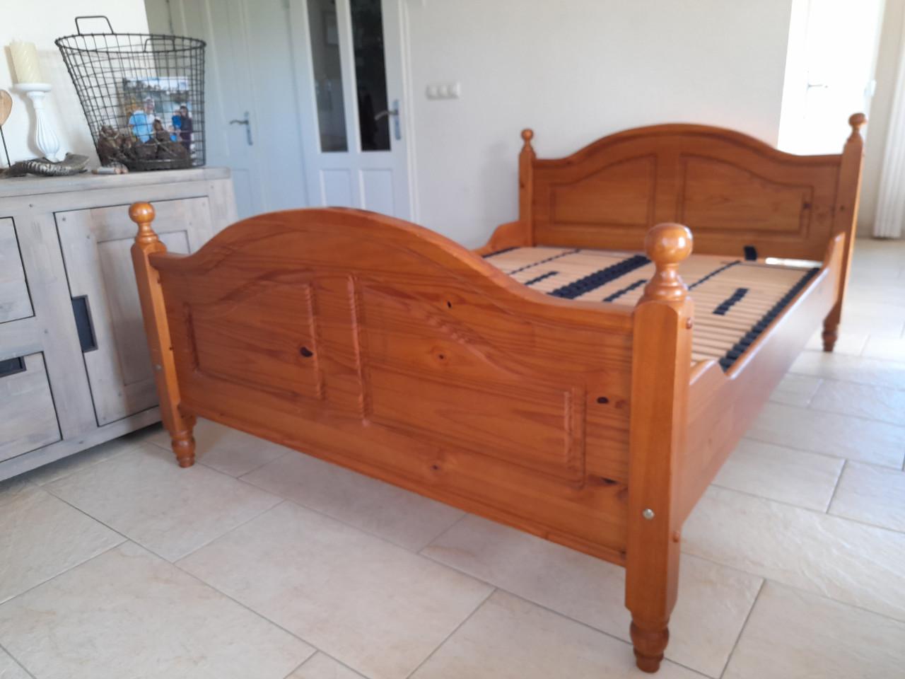 Massief houten bed 140 x 190 (in goede staat )