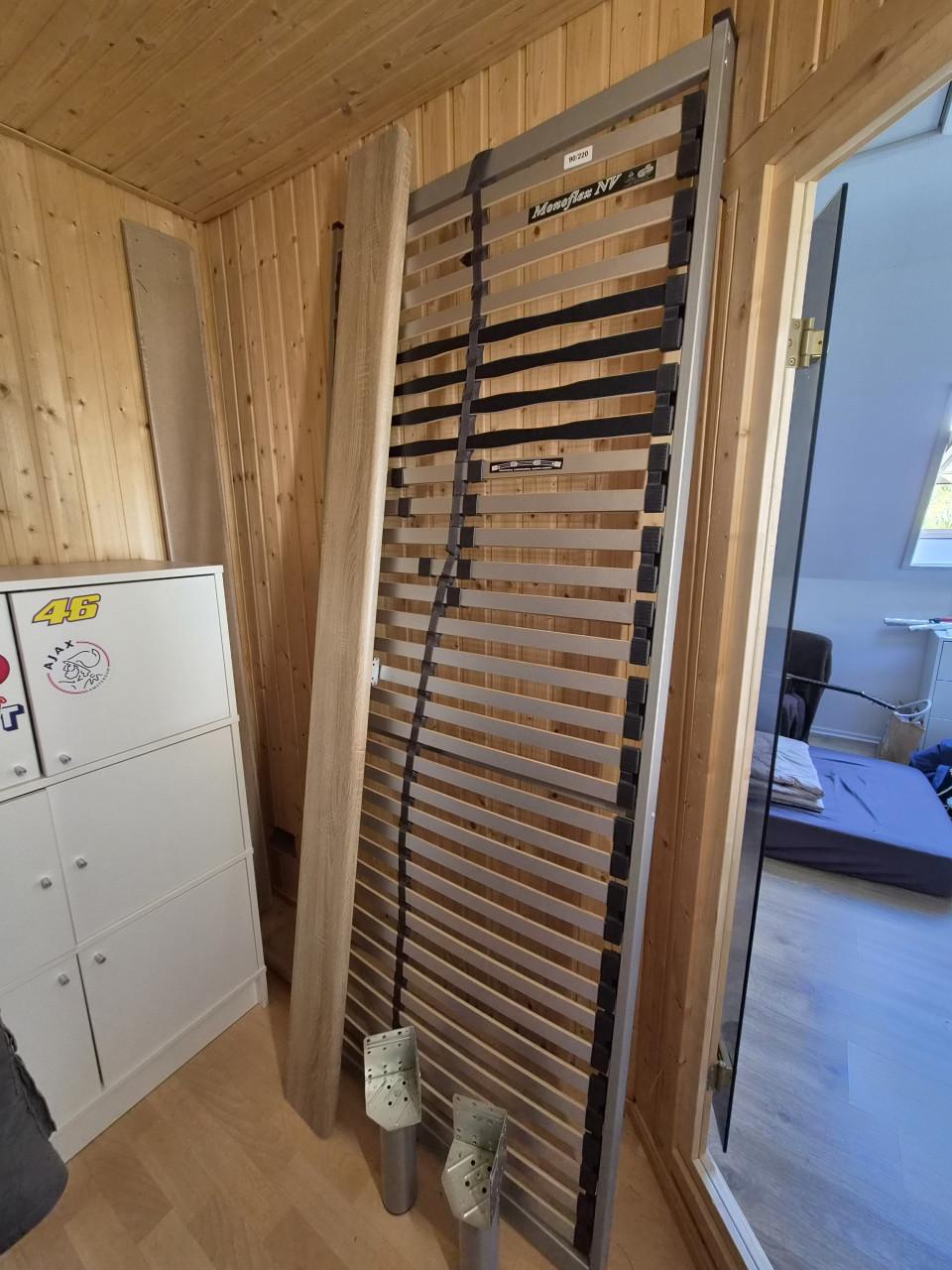 Bed, lattenbodem + matras 90 x 220 cm