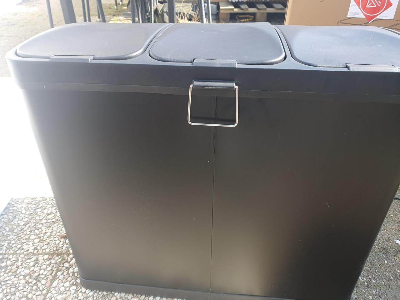 Zwarte Bayt prullenbak 60 L (3×20 L)  • pedaal • deuk