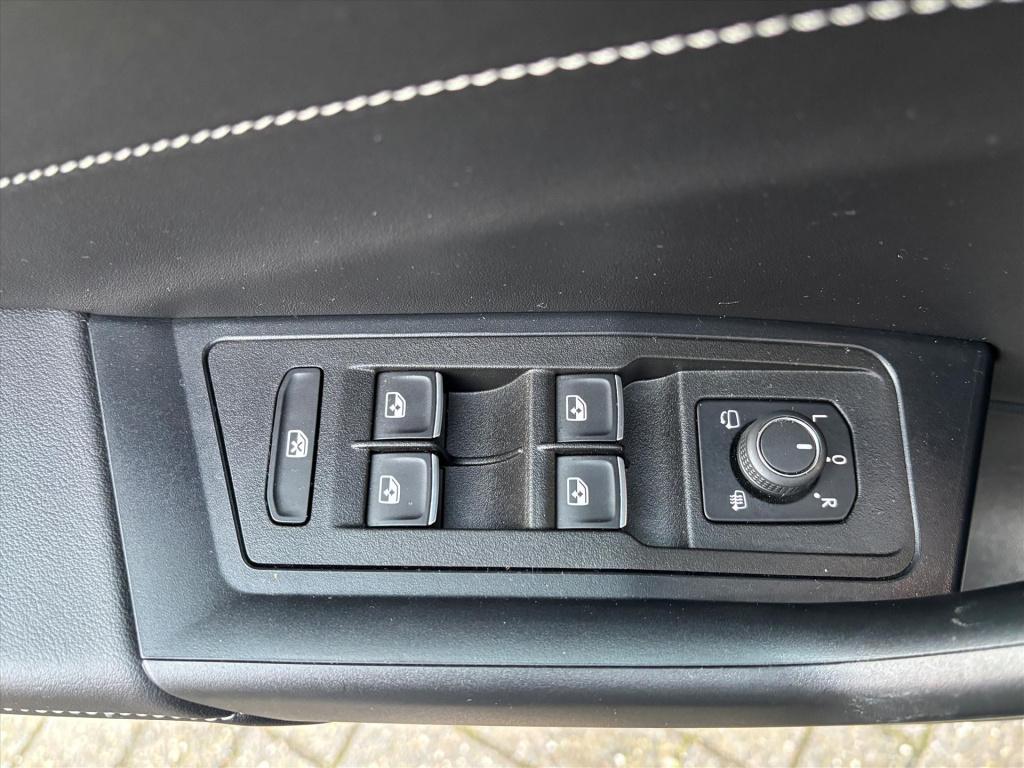 Volkswagen T-roc 1.5 tsi 150pk 7-dsg r-line|camera| dodehoek|carplay|led| r