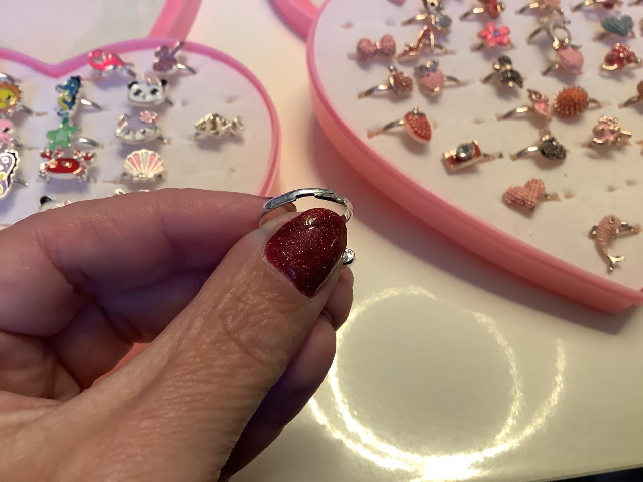 Partij leuke kinderringen. ( partij 76)