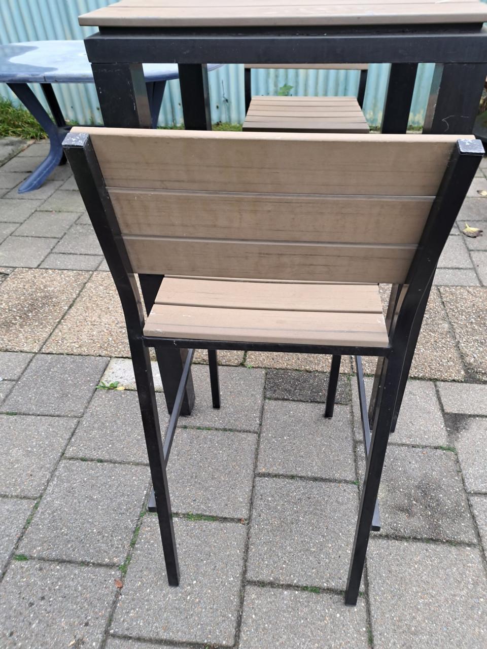 Bartafel en 4 stoelen