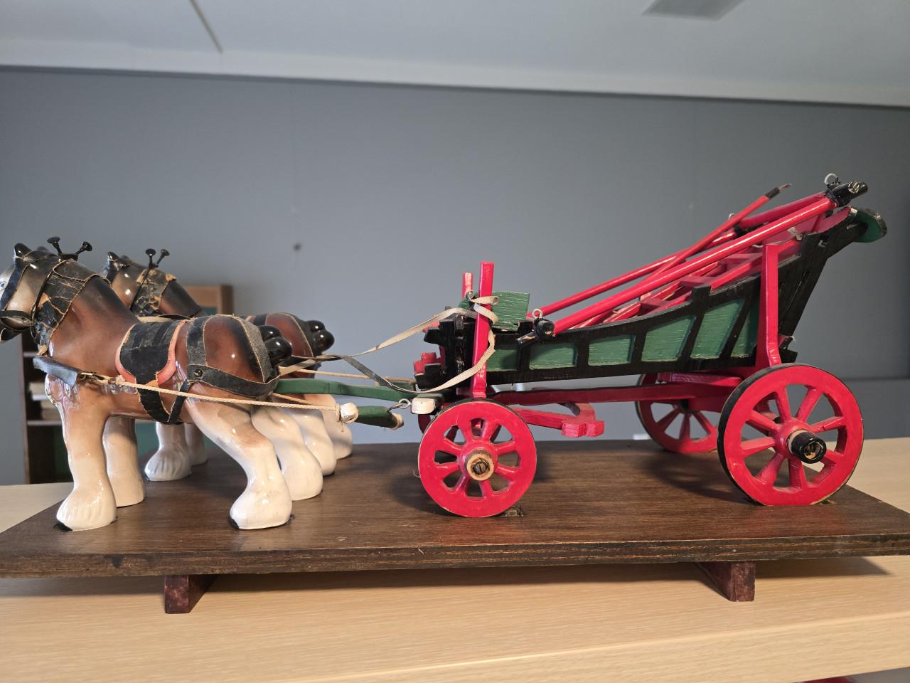 Paarden met hooiwagen