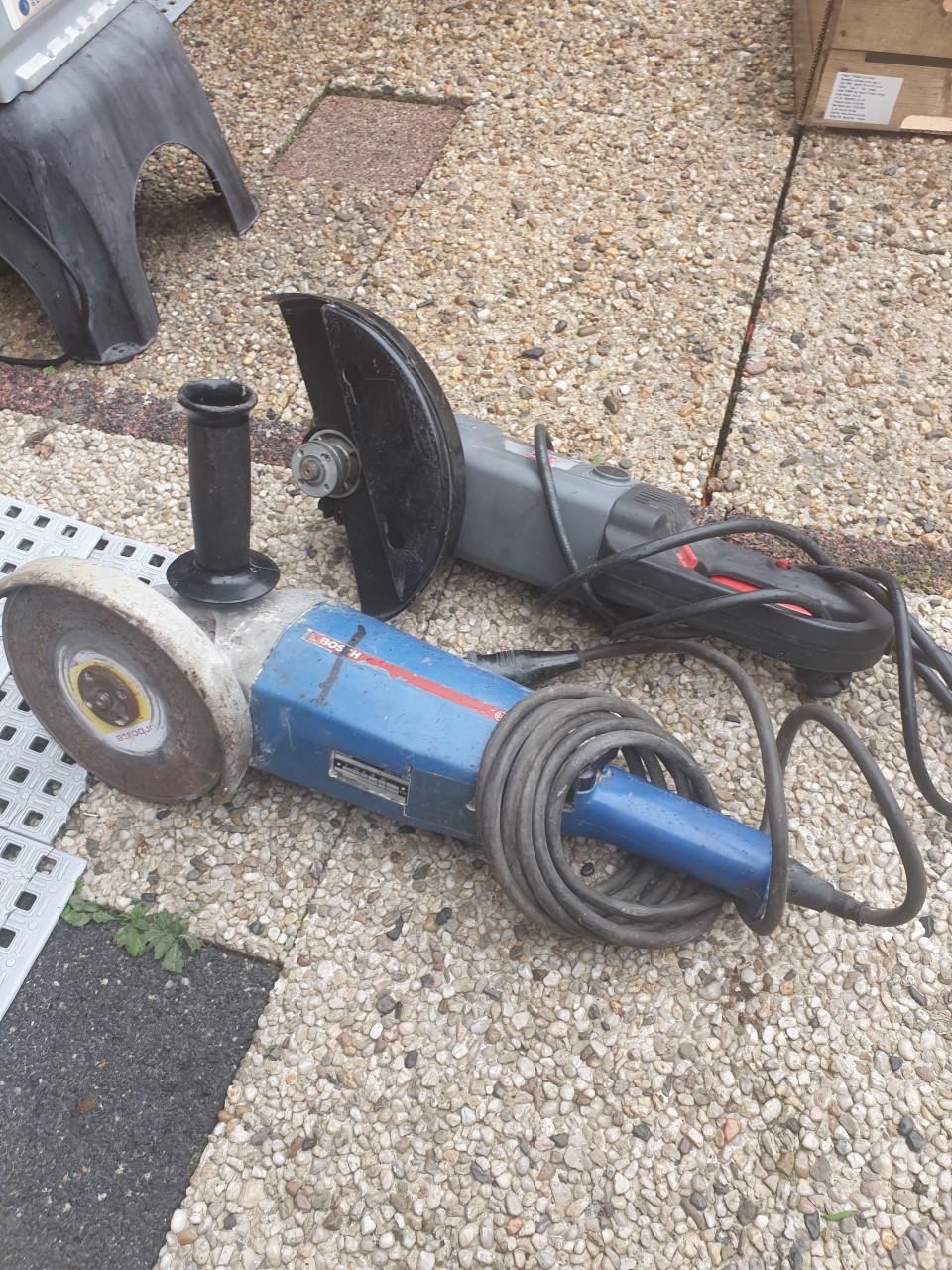 Twee grote haakseslijpers