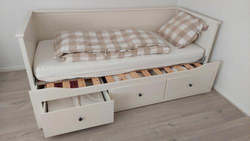 IKEA Bedbank / Ledikant serie Hemnes, met 3 lades en 2 matrassen, wit