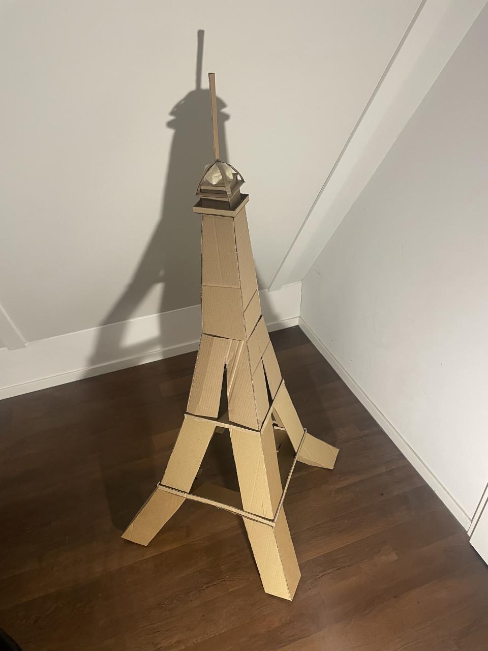 Eifeltoren van stevig hergebruikt karton