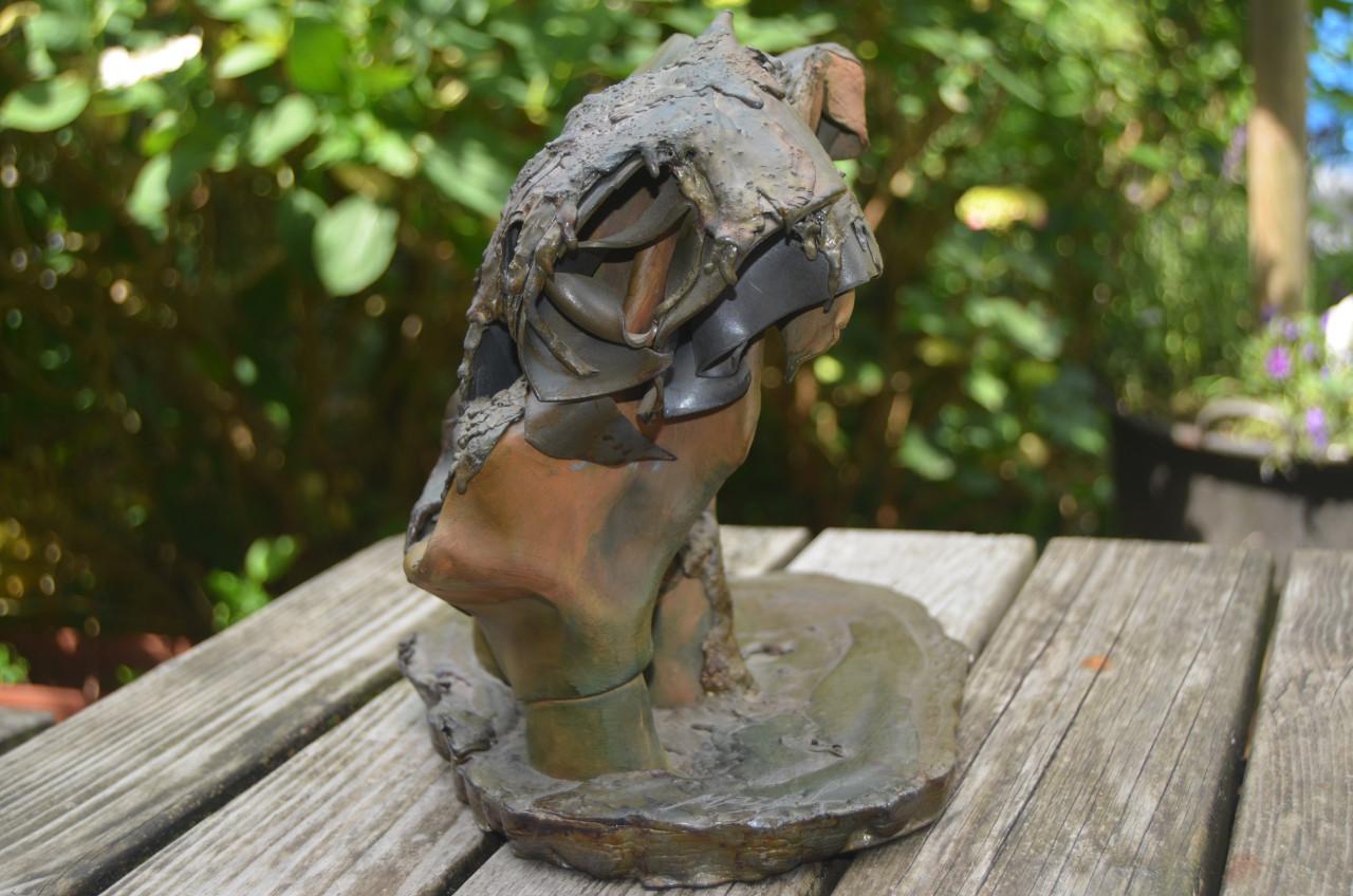 Terracotta en loden beeldengroep van 2 bustes, gesigneerd.