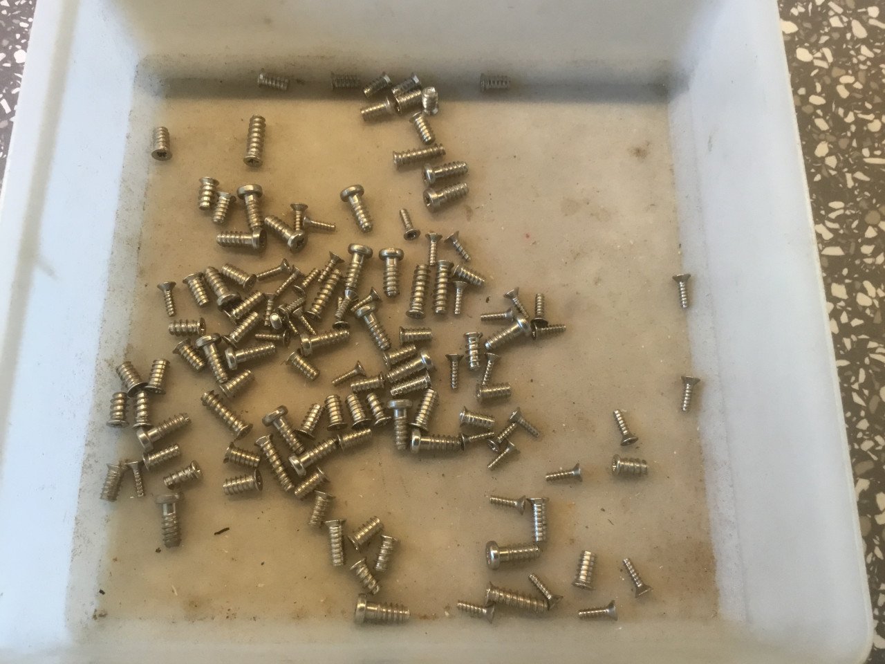 Dozen vol ijzerwaren gebruikt