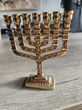 Prachtige vintage joodse menorah kandelaar voor 7 kaarsen..
