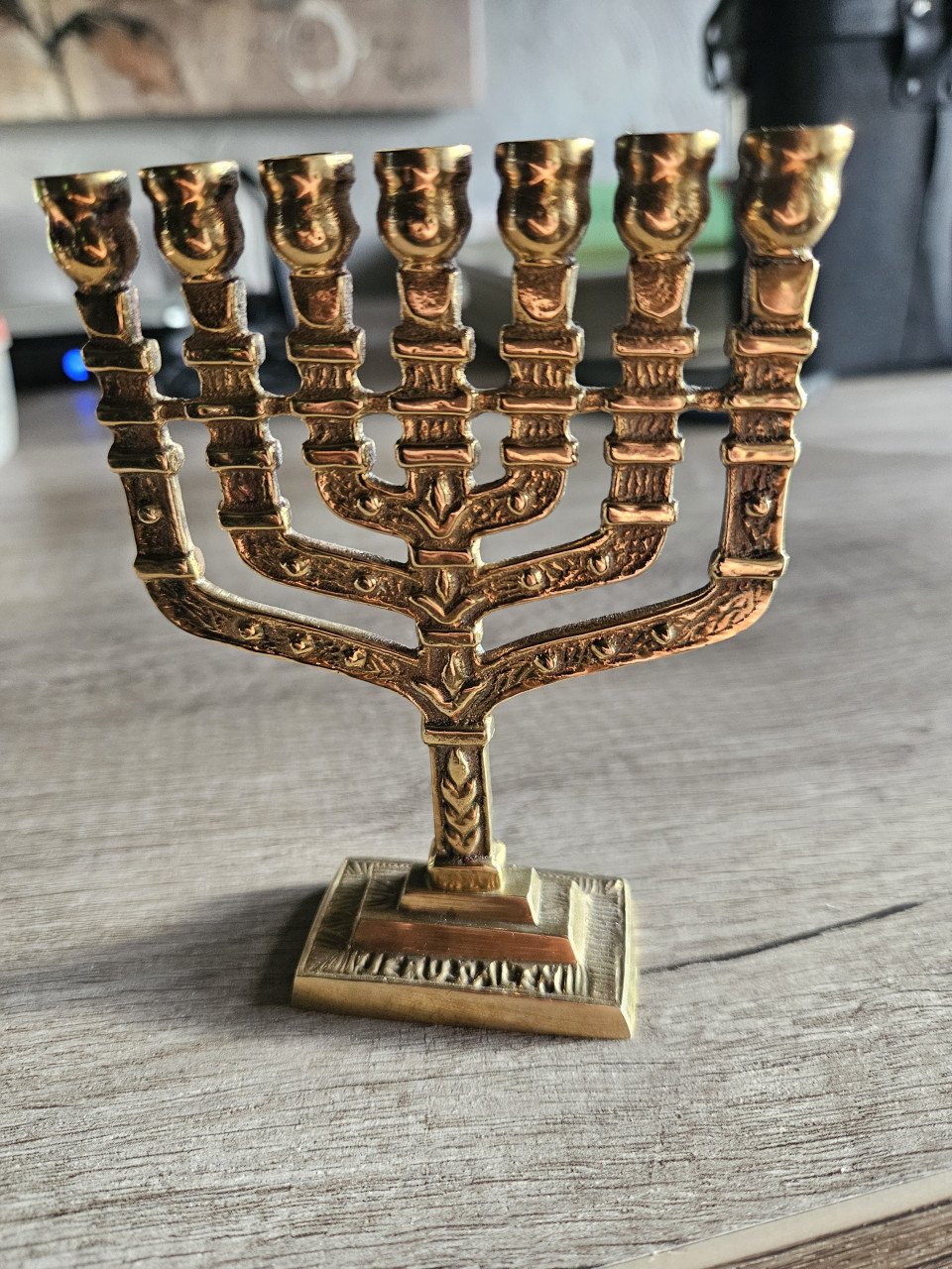 Prachtige vintage joodse menorah kandelaar voor 7 kaarsen..
