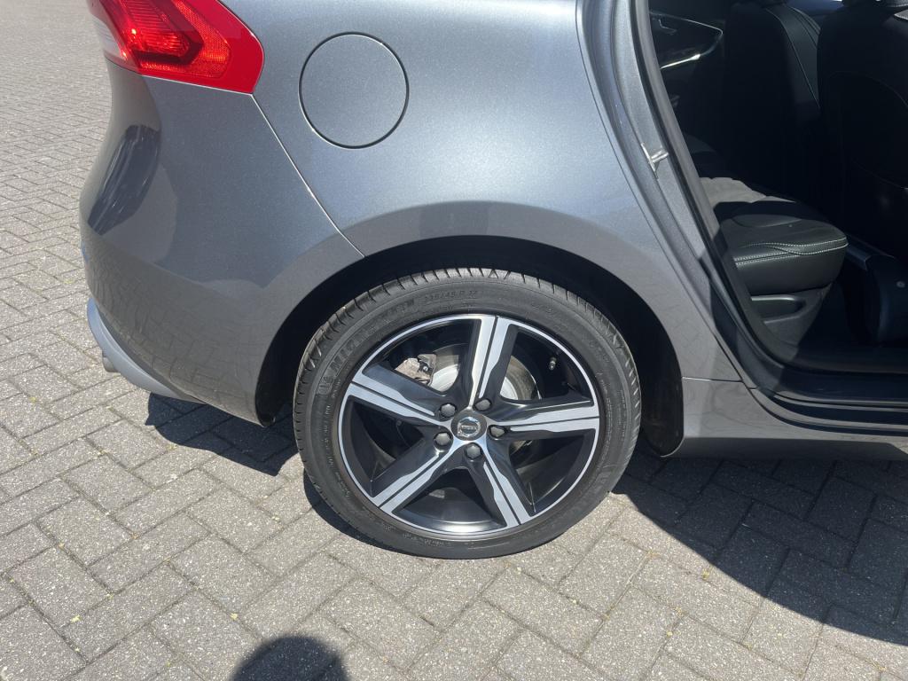 Volvo V40 1.5 t3 polar+ r-design sport pano navi trekhaak automaat