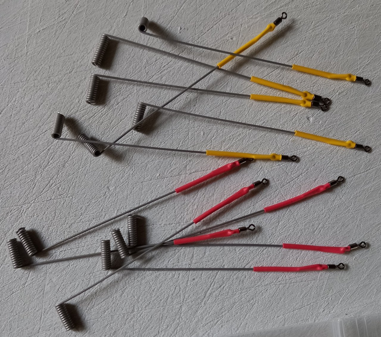 Kleine verenstaal afhouders afgemaakt met rood ,geel krimpje