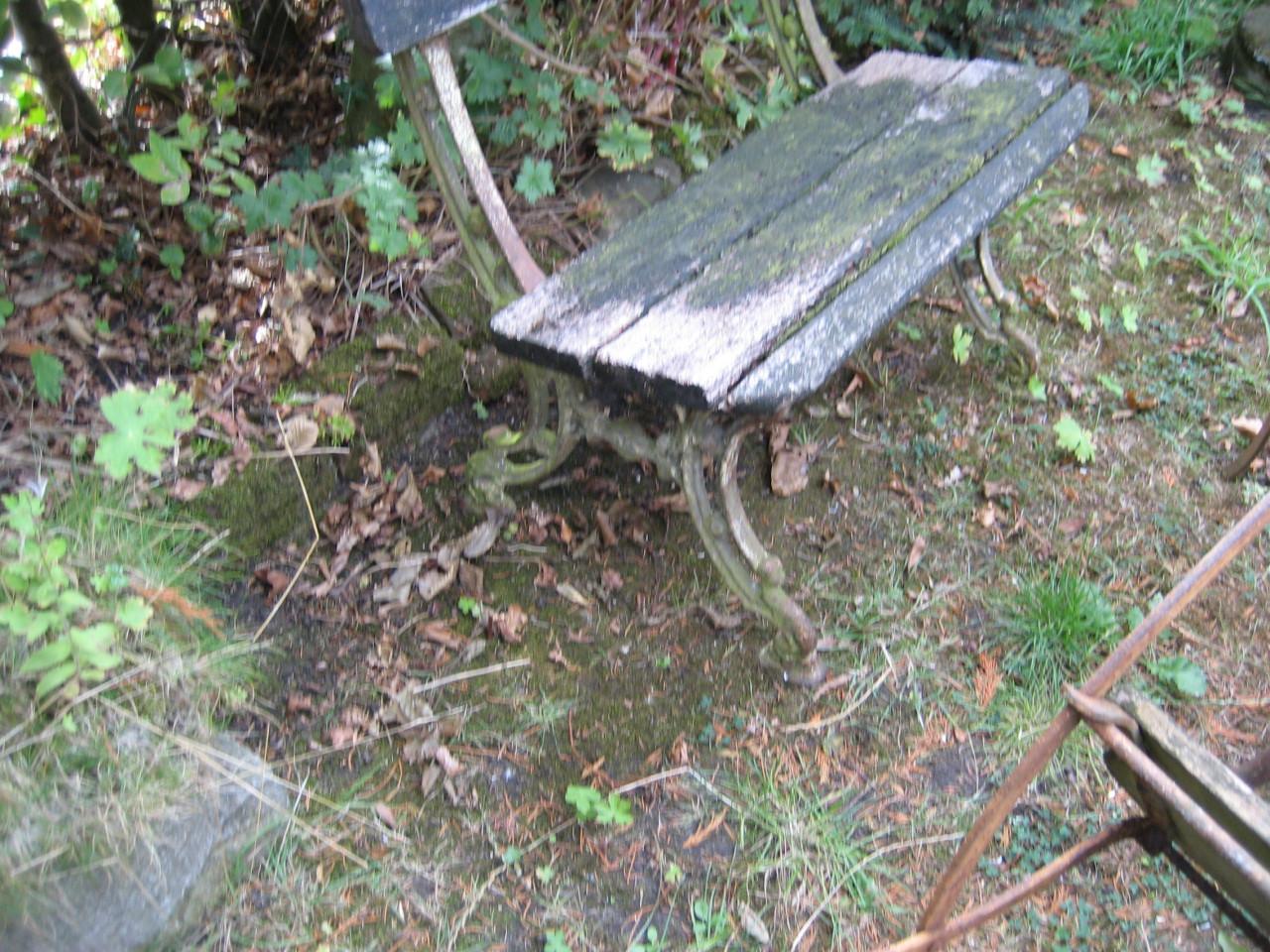 Antiek brocante tegels bodemvondsten volkskunst tuin meubel