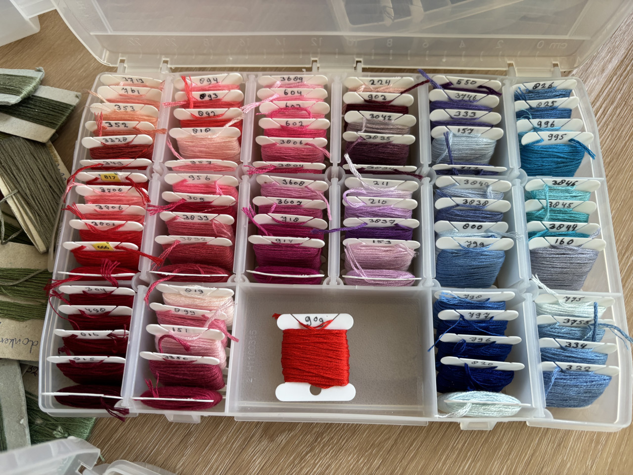 DOZEN BORDUURZIJDE OP BOBBINS EN VEEL LOSSE