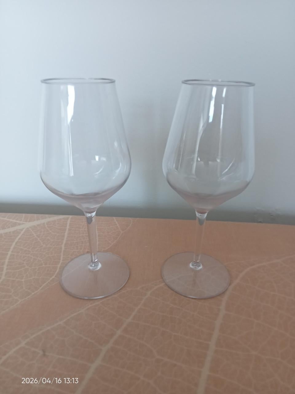 2 plastic wijn glazen
