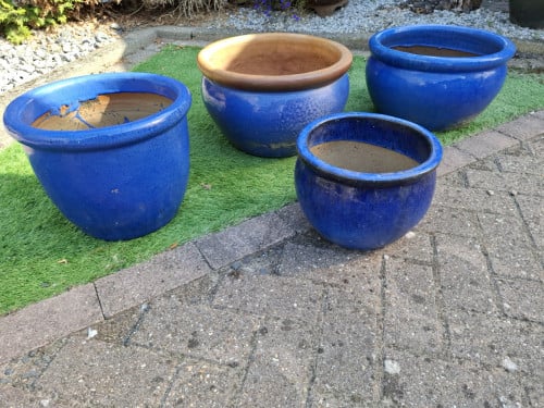 Vier blauwe keramieken bloempotten