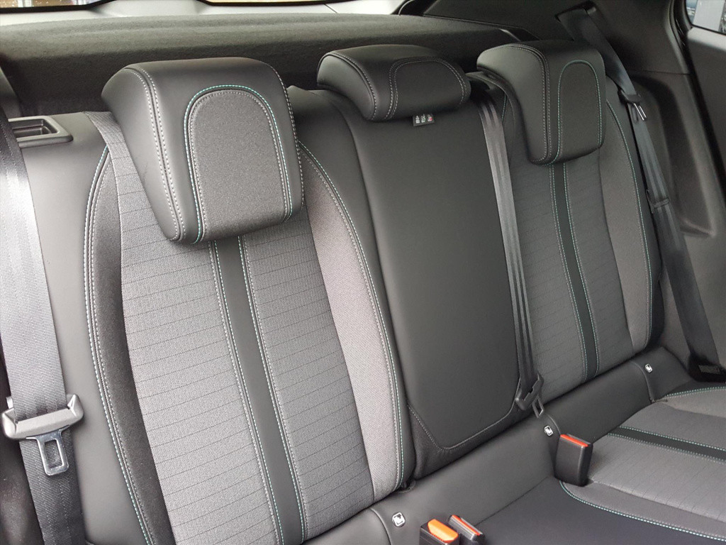 Peugeot 2008 1.2 puretech 100pk allure pack navi | bluetooth | applecarplay