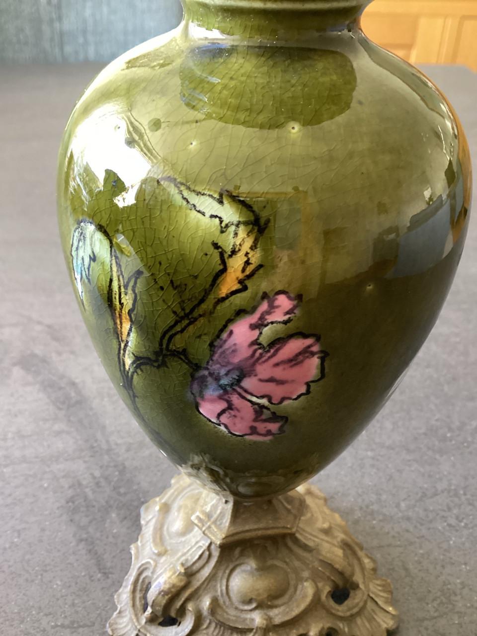 Aardewerken vaasjes met motief. Art-Nouveau-stijl.  2 x.