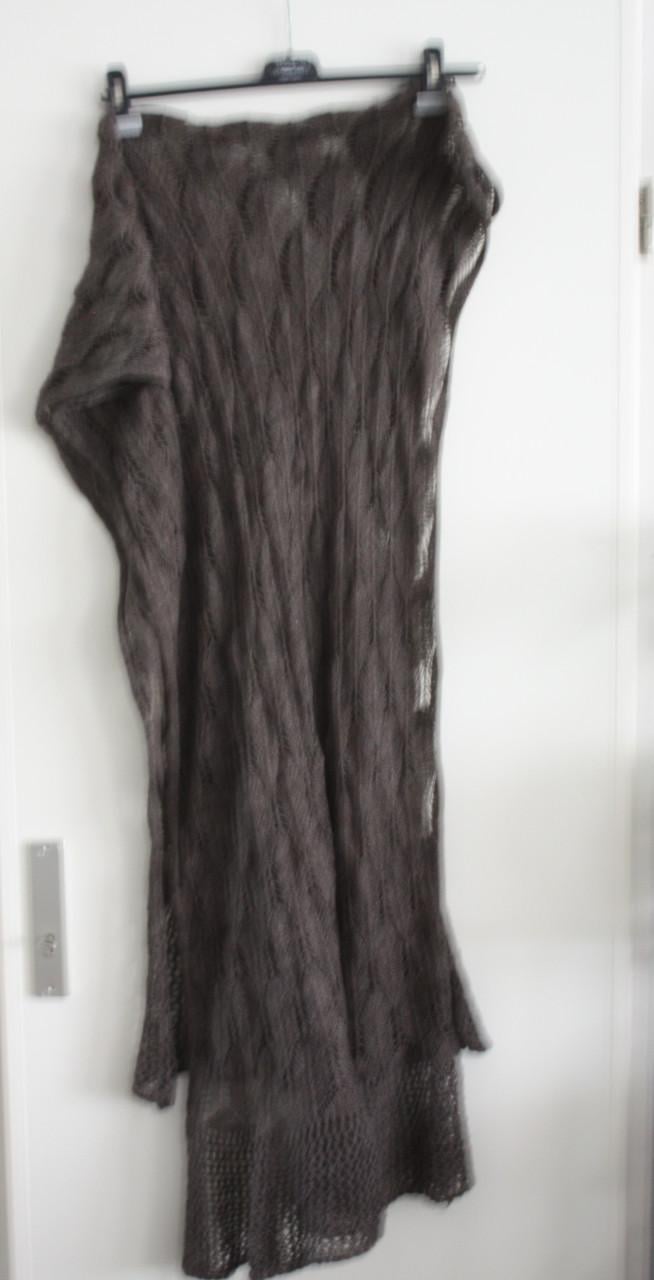 Grijs bruine sjaal gehaakt motief