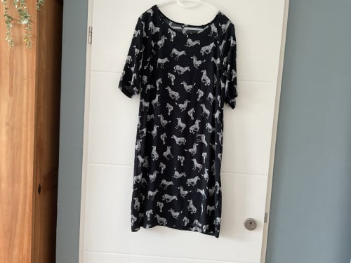 I.g.st.z. Zwarte zomerjurk met zebra’s, mt. 40/M, korte mouw