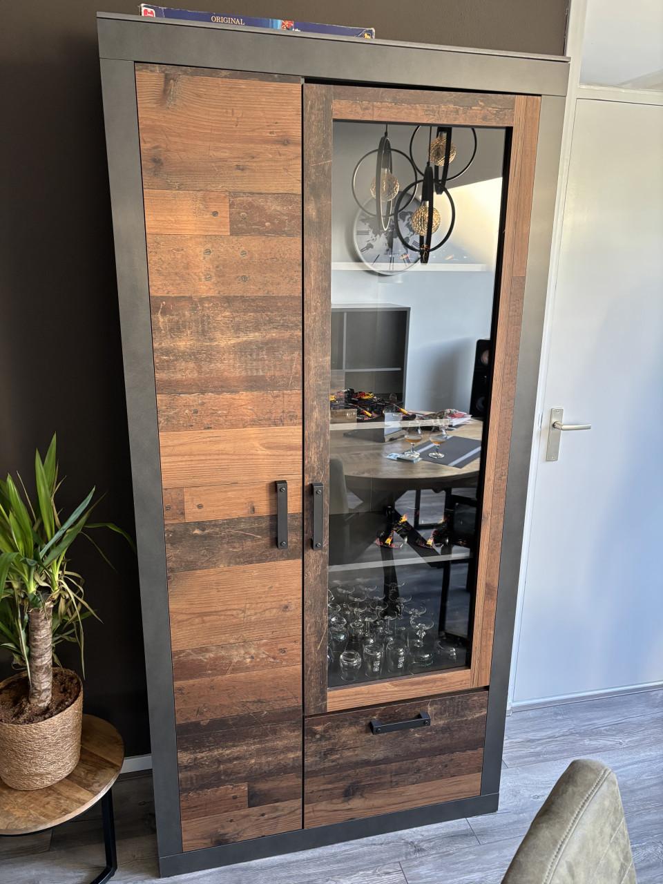 Leuke vitrinekast + luxe wandplank (MOET WEG)