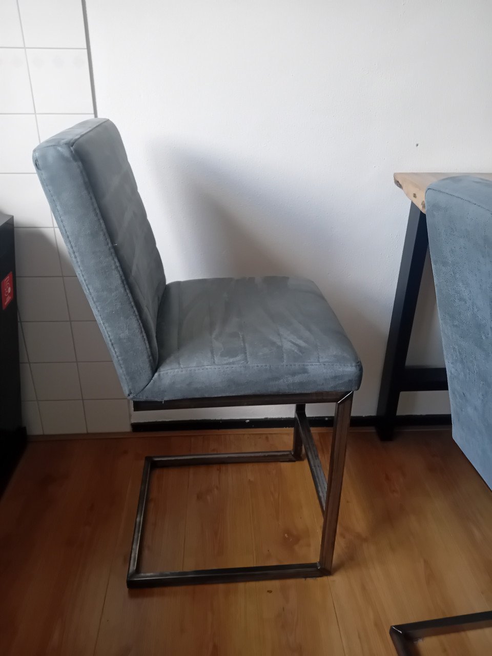 Bartafel met 4 barkrukken