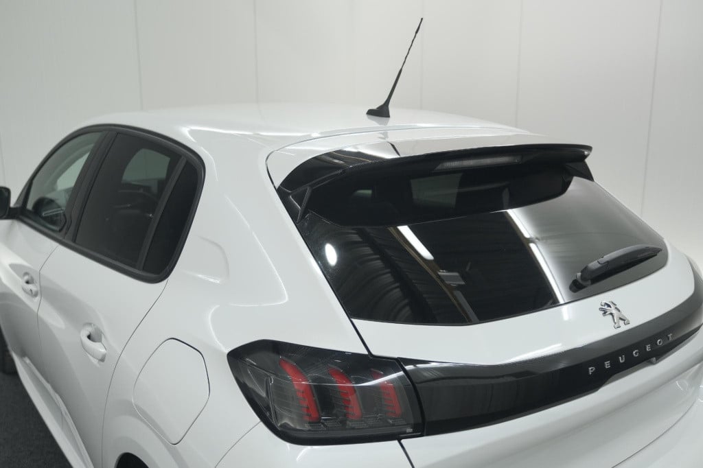 Peugeot 208 puretech 100 eat8 allure pack | camera | apple carplay | parkee