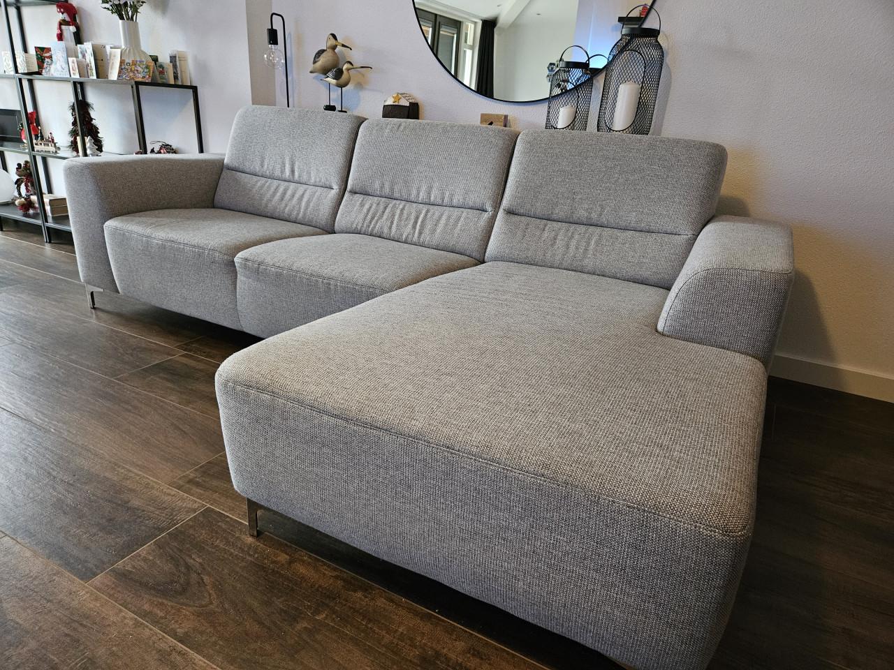 Grijze stoffen 3 zits bank met chrome poten