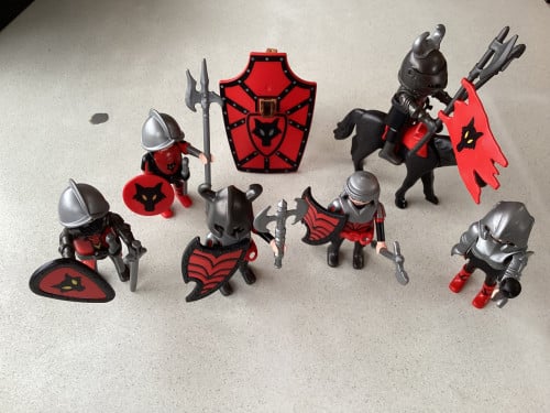 13 Playmobil ridders, paard en toebehoren.