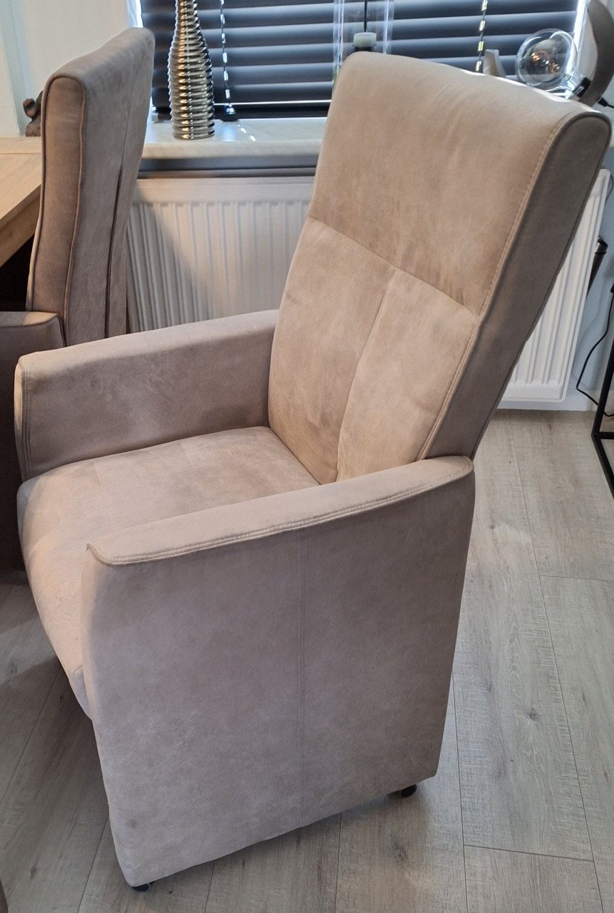 Eetkamer tafel met  6 stoelen