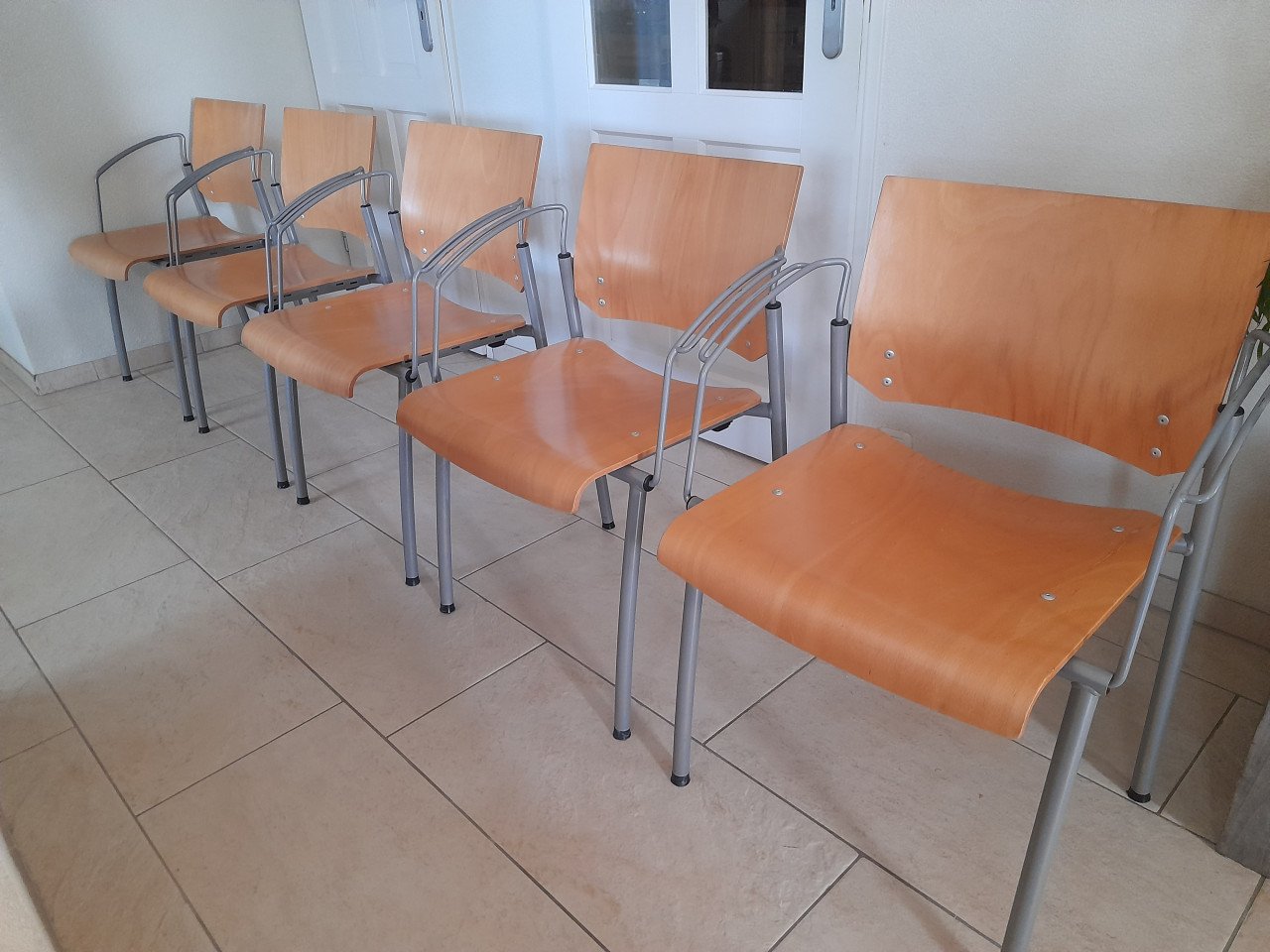 5 stevige staperbare stoelen (in goede staat ) van Ahrend