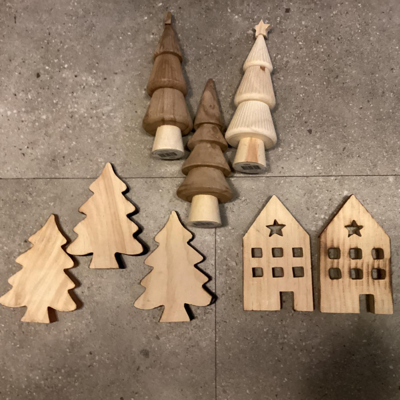 Houten huisjes +accessoires o,a paddestoel en houten boompjes