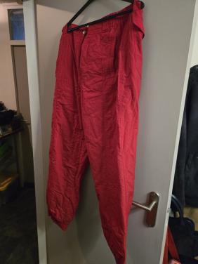 Rode skibroek Maat L  Sluiting met rits en drukker.