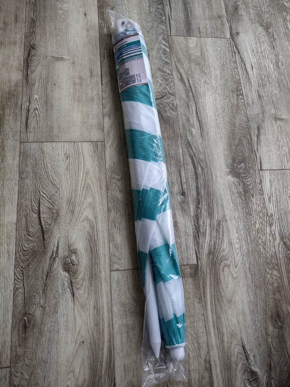 Nieuwe strand parasol, tuin parasol gekleurd, blauw rood geel wit.