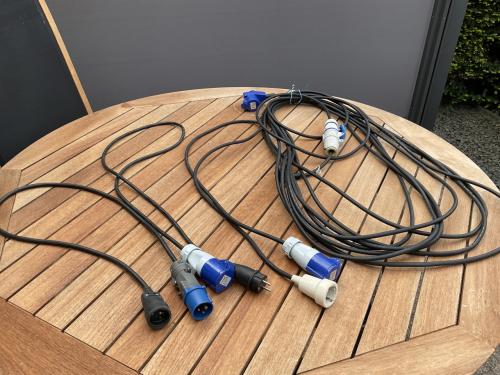 Elektriciteitskabel en Mepal servies