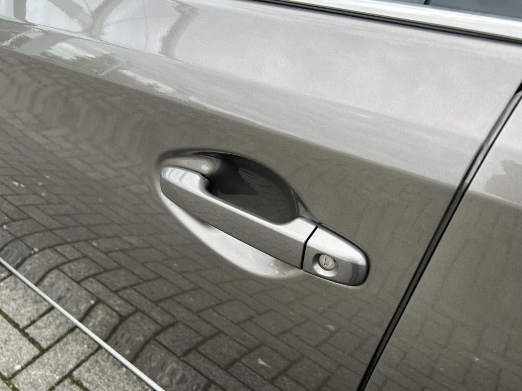 Toyota Auris 1.8 hybrid energy.