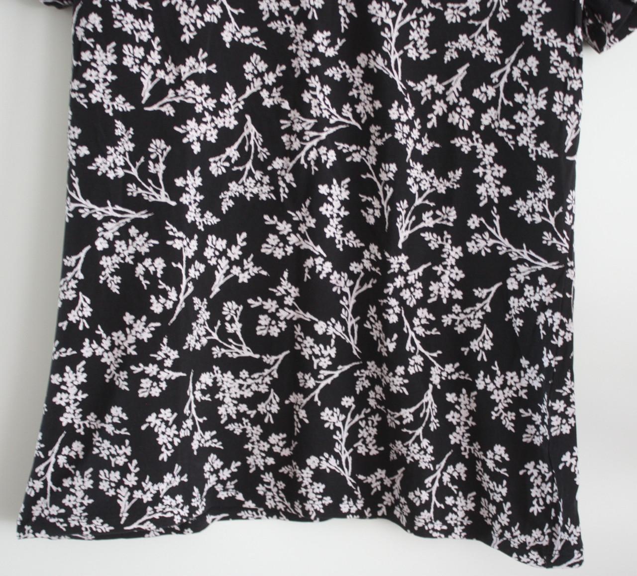 Zwart shirt met bloemen print  maat m