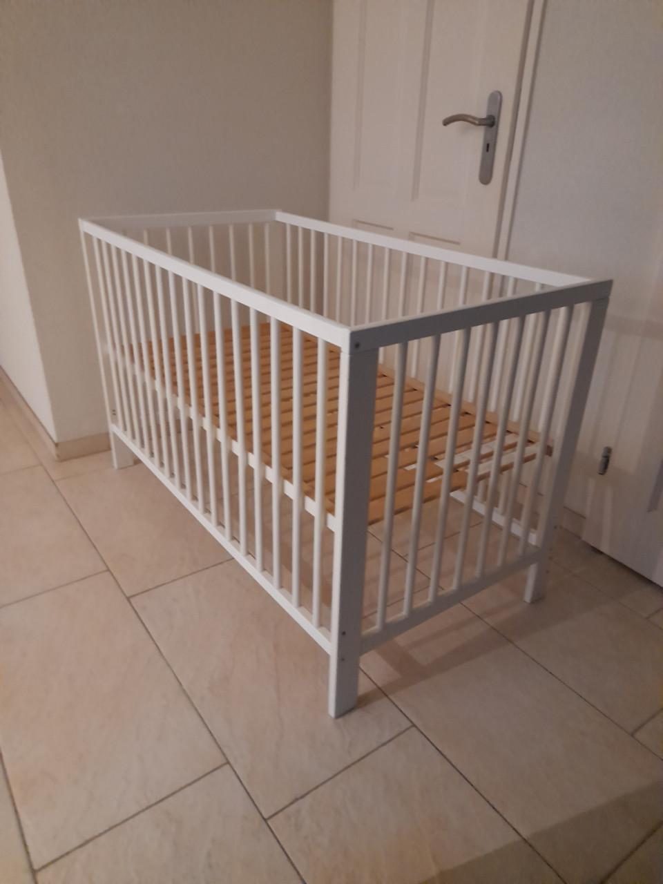 Wit ledikantje (in hoogte verstelbaar ) in goede staat !GERESERVEERD