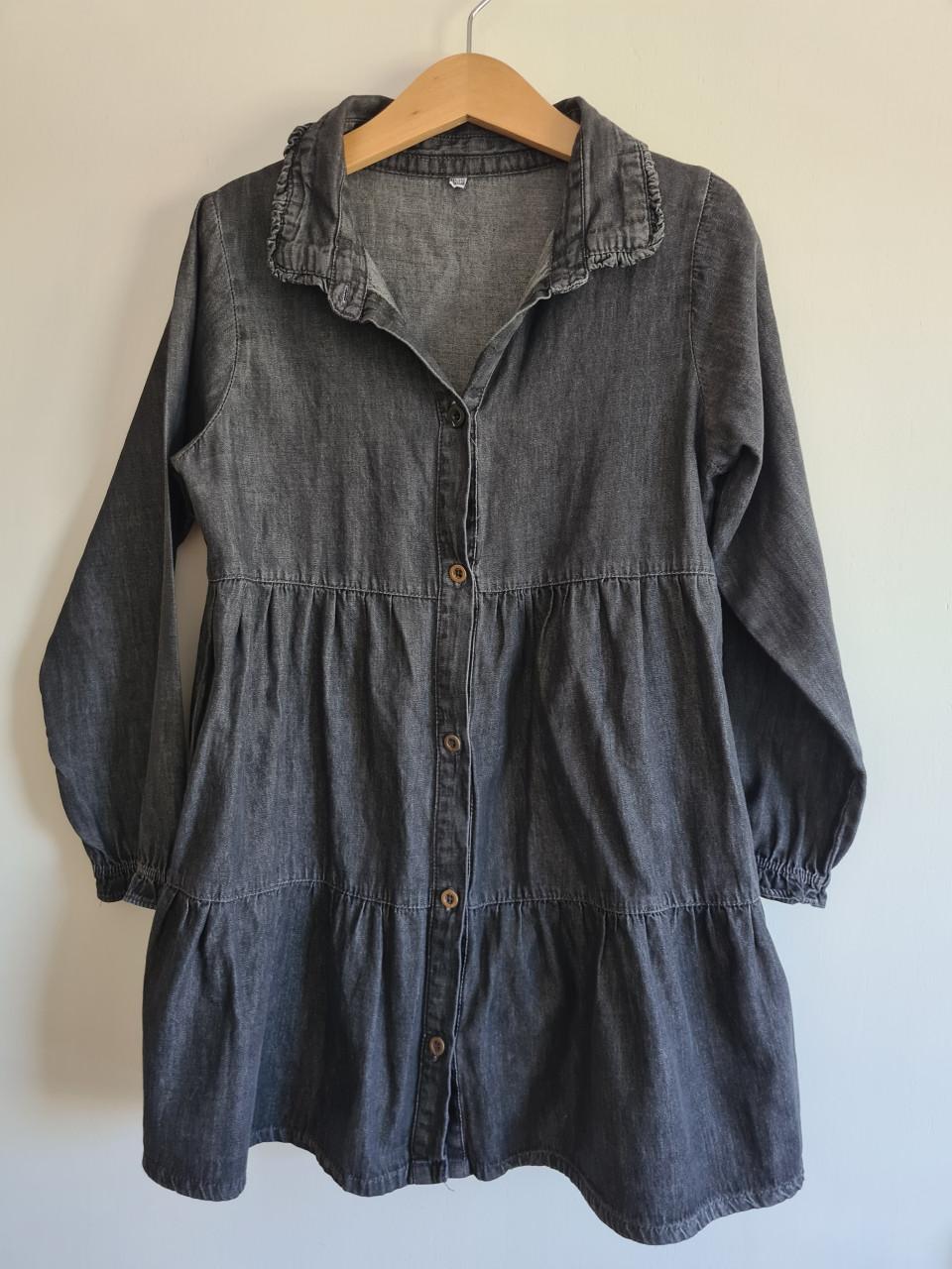 Zwart wijd spijkerstof jurkje van Zeeman Mt 122-128