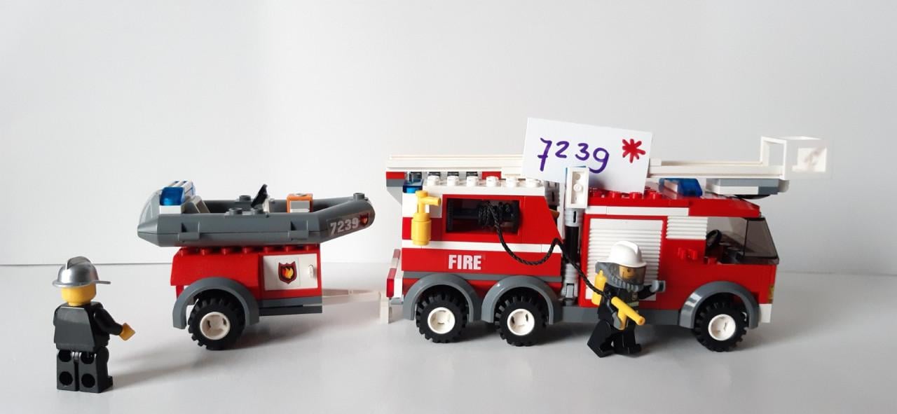 Lego 7239 brandweer ladderwagen met aanhanger en bootje.