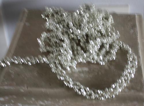 Zilverkleurige slinger met bolletjes