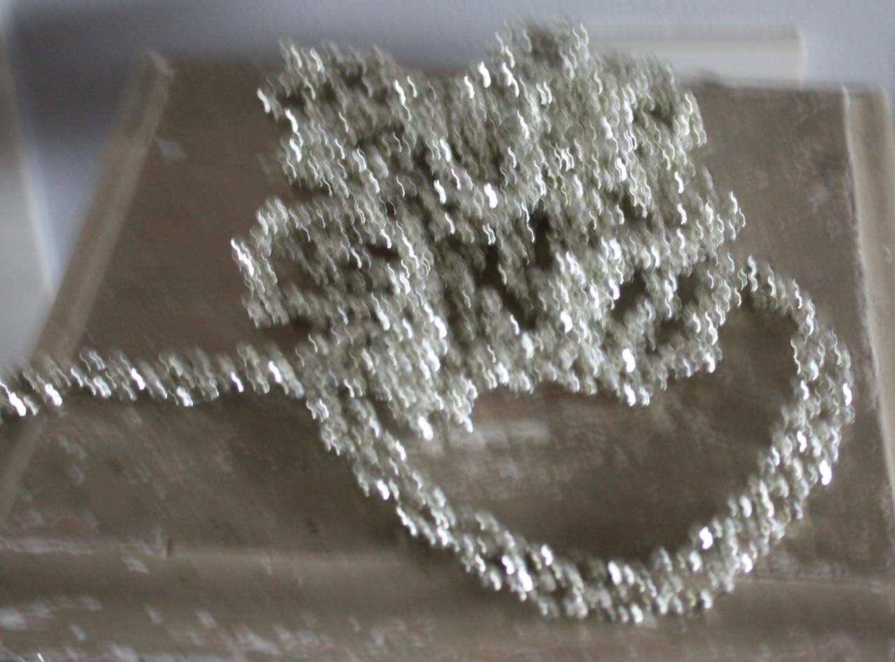 Zilverkleurige slinger met bolletjes