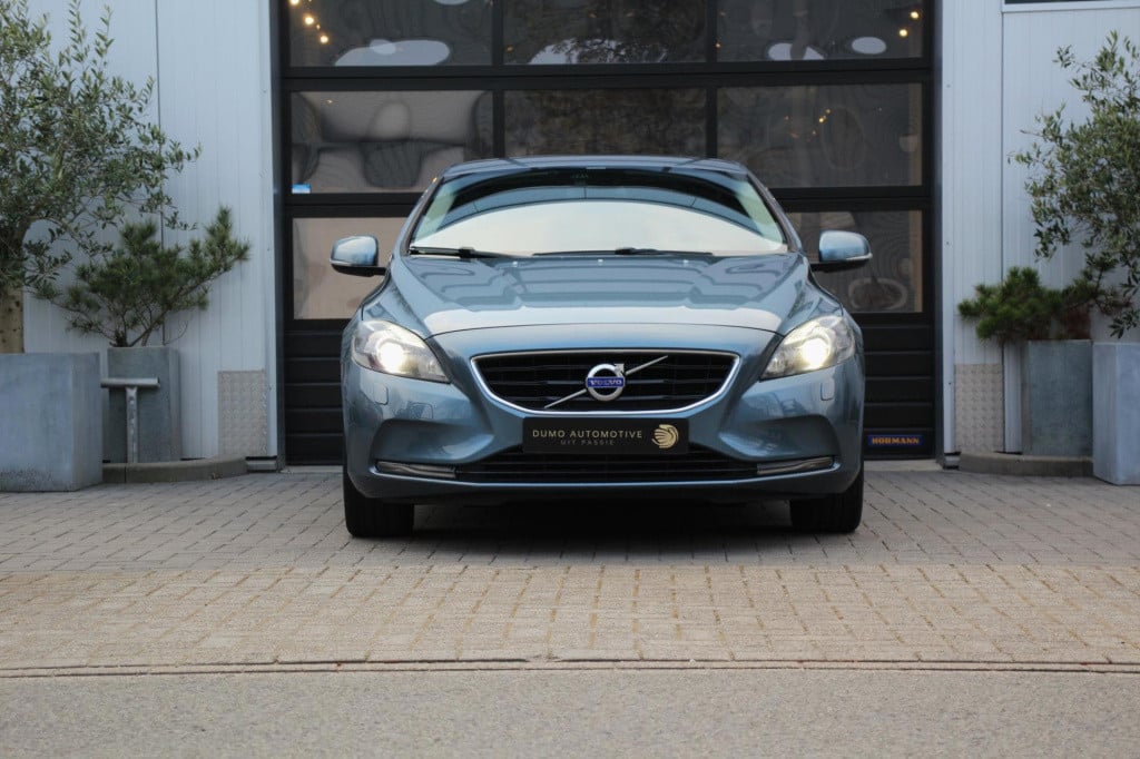 Volvo V40 1.6 t3 momentum -xenon - trekhaak - navi - achteruitrij camera - 