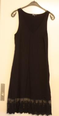 Zwarte jurk met aan onderkant stuk kant maat m