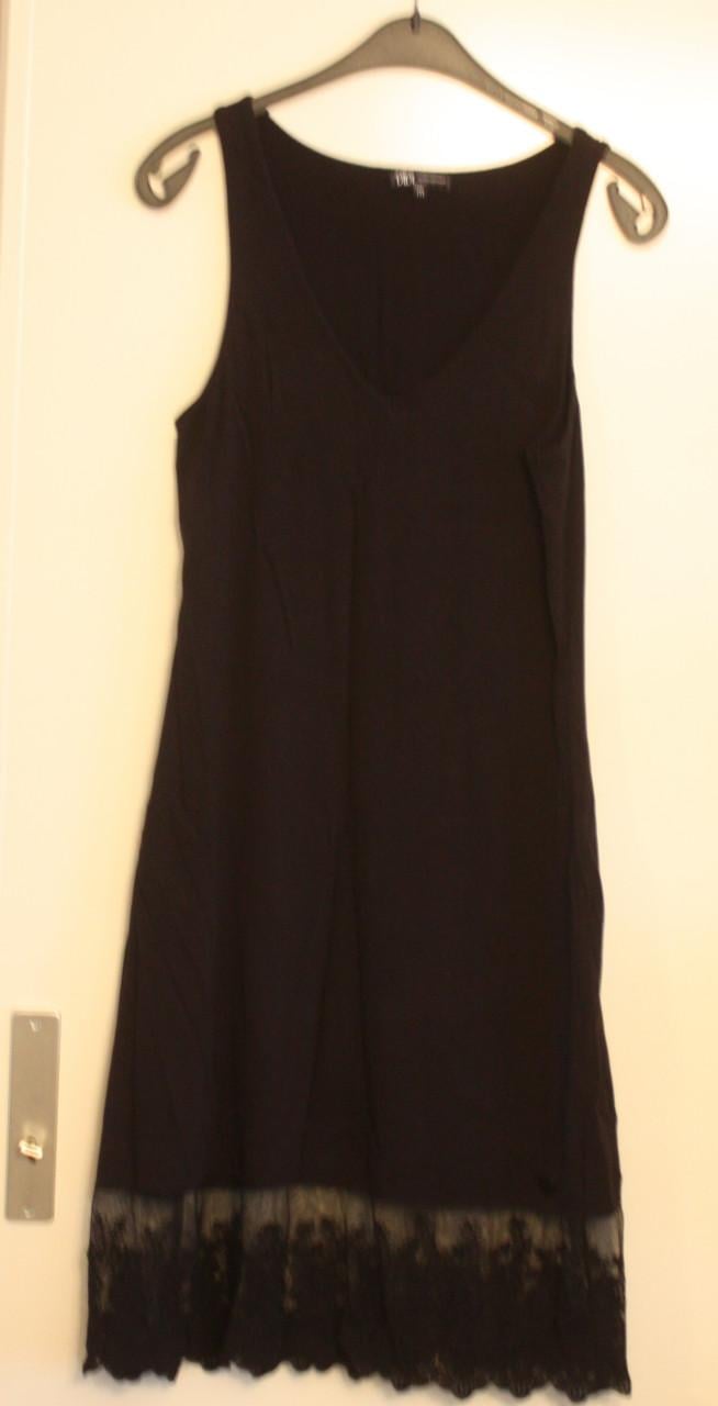 Zwarte jurk met aan onderkant stuk kant maat m